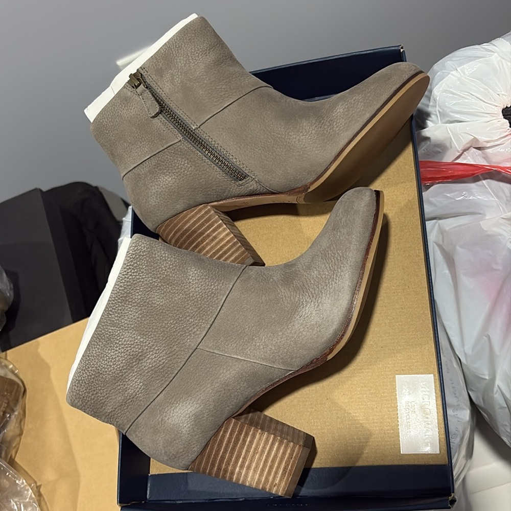 Cole Haan Women’s Graystone Classidy Leather Ankle Bootie No.W05279 size 6B